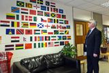 Při vstupu do školy návštěvník nemůže přehlédnout zeď ozdobenou 64 vlajkami včetně standarty EU. Každá z nich zastupuje jednu ze zemí, kde mají babingtonští žáci své kořeny.