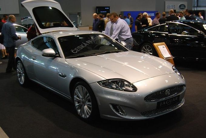 Jaguar omladil dva své modely. Toto je kupé XK, novou tvář má i XF.