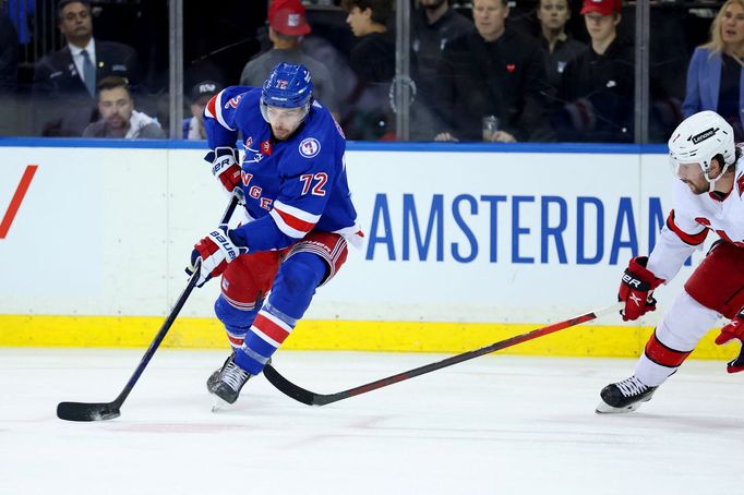 Centr  New Yorku Rangers Filip Chytil (72) střílí v zápase s Carolinou