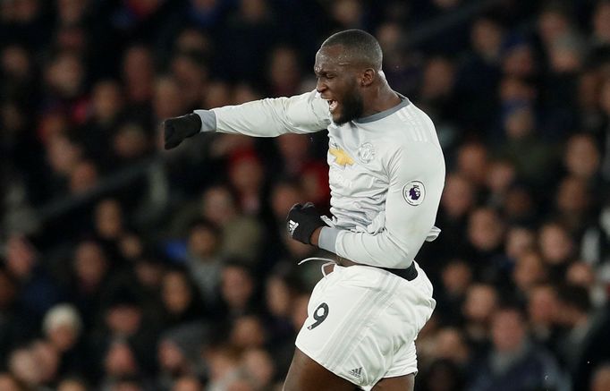 Romelu Lukaku slaví gól Manchesteru United proti Crystalu Palace.