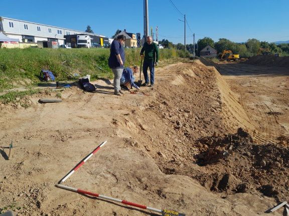 Pozůstatky osady se našly při terénních úpravách. Jde o významný objev - doklady pravěkého osídlení v této oblasti jsou jinak velmi vzácné.