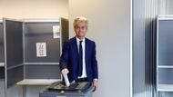 Wilders, který si za svůj účes vysloužil přezdívku "Peroxidový kapitán", vhodil hlasovací lístek do urny v Haagu těsně před devátou hodinou ranní.