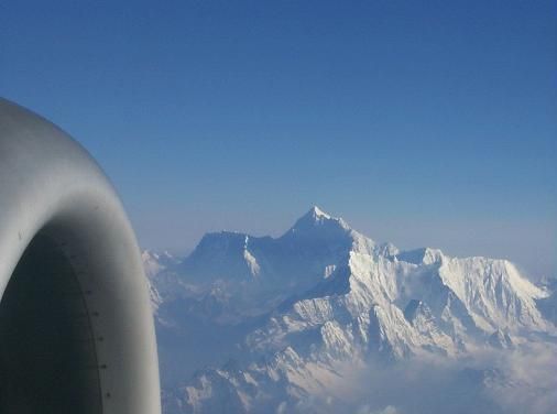 Bhútán - pohled na Everest během letu Paro - Káthmándú