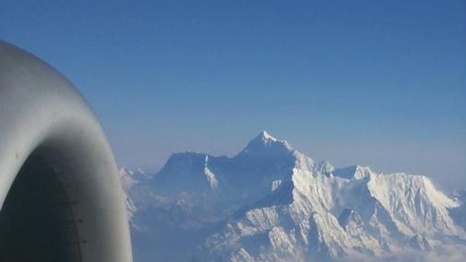 Úchvatný pohled na nejvyšší horu světa Mt.Everest se naskytne během letu mezi Káthmandú, hlavním městem Nepálu a bhútánským letištěm v Paro.