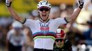 Tadej Pogačar slaví vítězství ve 4. etapě Tour 2025.