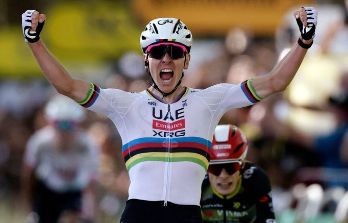 Tadej Pogačar slaví vítězství ve 4. etapě Tour 2025.