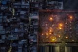 Hlavní fotograf Reuters v Indii Danish Siddiqui, který zemřel v červenci 2021 při focení války v Afghánistánu, pořídil mnoho snímků, včetně leteckého záběru požárů z hromadné kremace osvětlující sídliště v hlavním městě Dillí.