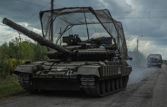 Kolona ukrajinské armády v pohraničí mezi ukrajinskou Sumskou oblastí a ruskou Kurskou oblastí