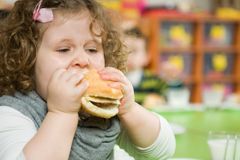 Počet dětí s nadváhou a obezitou roste. Sladkostí přitom konzumují méně než dřív