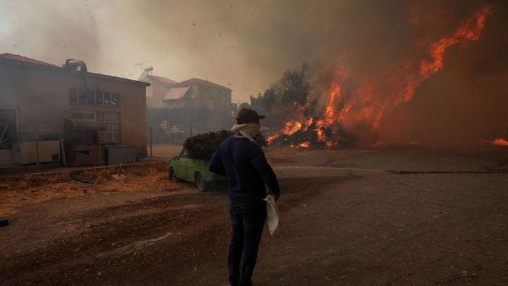 V Řecku hoří chráněné lesy, zasahují stovky hasičů. Ochránci se bojí o vzácné ptáky; Zdroj foto: Reuters