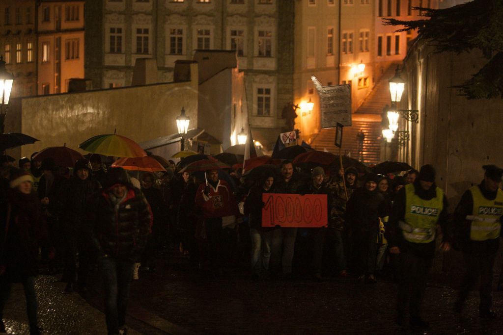 Sto tisíc podpisů z Václaváku na Hrad