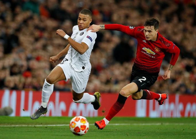 Kylian Mbappé z Paris St Germain a Victor Lindelof z Manchesteru United v zápase LM.