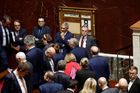 Ve Francii padla vláda, opoziční poslanci nesouhlasili se škrty premiéra Bayroua