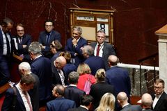 Ve Francii padla vláda, opoziční poslanci nesouhlasili se škrty premiéra Bayroua