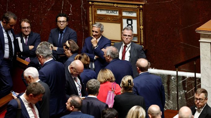 Francouzští poslanci vyslovili nedůvěru vládě centristického premiéra Françoise Bayroua.