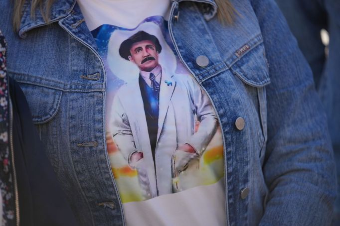 Někteří oblékli trička s novým svatým Josém Gregorioem Hernándezem, venezuelským lékařem.