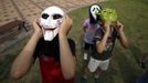 South Korean primary school students wearing masks with solar viewers watch Venus passing between the Sun and the Earth at the Gwacheon National Science Museum in Gwacheon, south of Seoul, June 6, 2012. One of the rarest astronomical events occurs on Wednesday when Venus passes directly between the sun and Earth, a transit that won't occur again until 2117. REUTERS/Kim Hong-Ji (SOUTH KOREA - Tags: ENVIRONMENT) Published: Čer. 6, 2012, 1:08 dop.