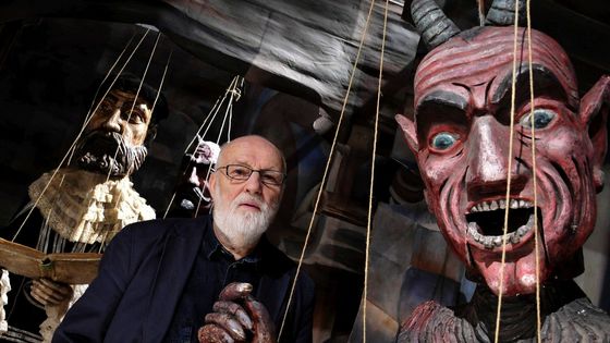 Režisér Jan Švankmajer před loutkovým divadlem ze svého filmu Lekce Faust.