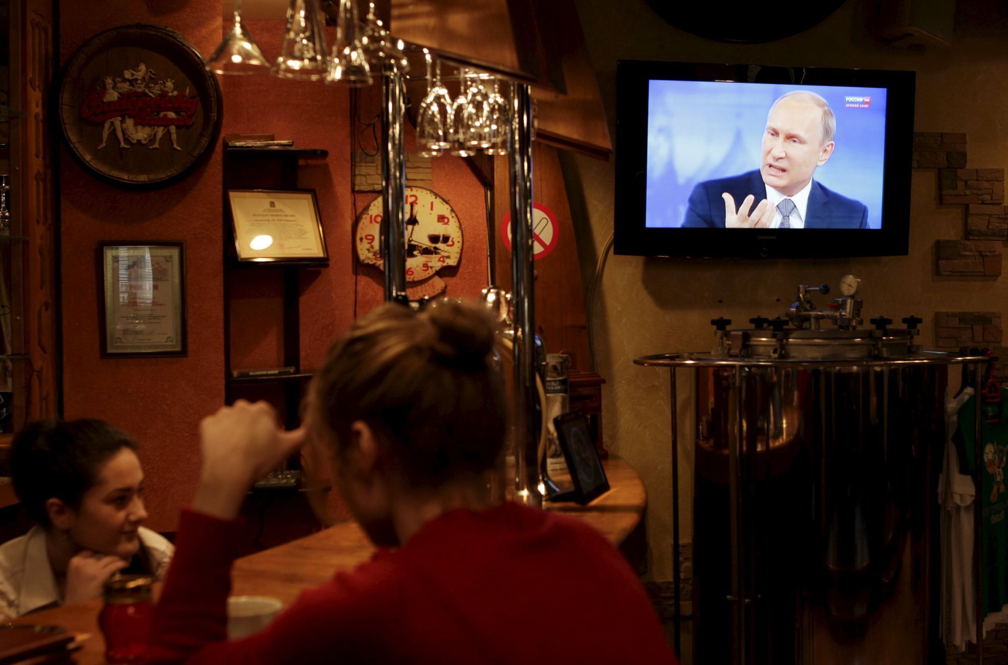 Debatu s ruským prezidentem sledují i v baru.