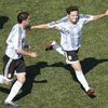 Argentinský fotbalista Mauro Zarate (vpravo) se raduje z rozhodující trefy ve finále MS proti České republice.