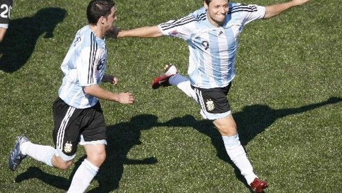 Argentinský fotbalista Mauro Zarate (vpravo) se raduje z rozhodující trefy ve finále MS proti České republice.