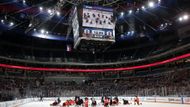 Už v pátečních 20:00 vypukne v Praze boj mezi Philadelphií a Chicagem. Čeští diváci uvidí soutěžní zápas NHL po devíti letech. Ve čtvrtek odpoledne mnozí přišli na otevřený trénink.