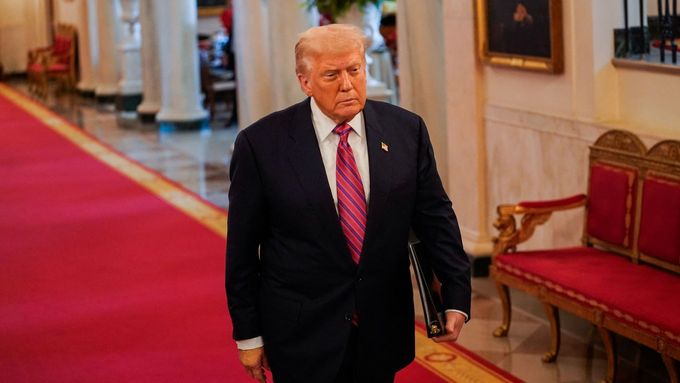 Trump sám v minulosti o případu šířil konspirační teorie, když naznačoval, že Epstein nemusel spáchat sebevraždu, a případ dával do souvislosti s exprezidentem Billem Clintonem.