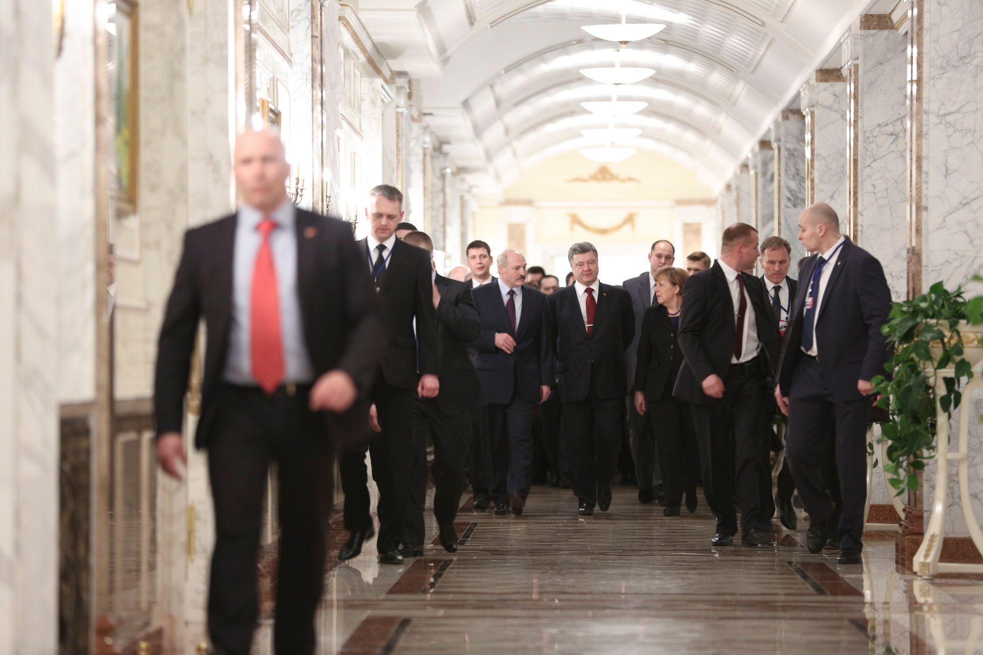 Lukašenko, Porošenko a Merkelová na jednání v Minsku.