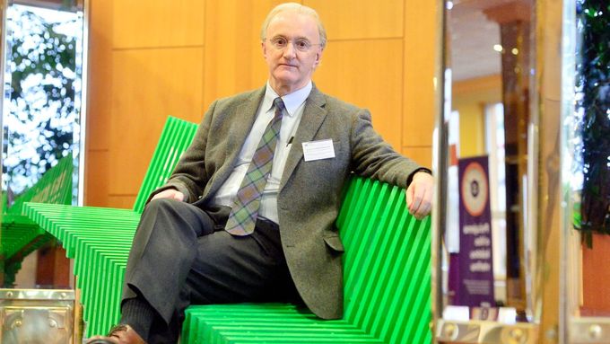 Uznávaný britský psychiatr přednášel v Praze. Pózuje na "destigmatizační lavičce" z kampaně Na rovinu, snažící se upozornit na těžkosti spojené s předsudky, které s sebou duševní onemocnění nese.