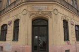 Na nároží Ortenova náměstí v Praze-Holešovicích bývala hospoda U dobrého pramene. Čepovali tu desítku Pražan. Pak tu byla banka. Momentálně tu není nic.