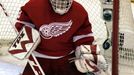 Brankář Detroitu Red Wings Dominik Hašek chytá v prvním zápase čtvrtfinále play off NHL střelu hráčů Calgary Flames.