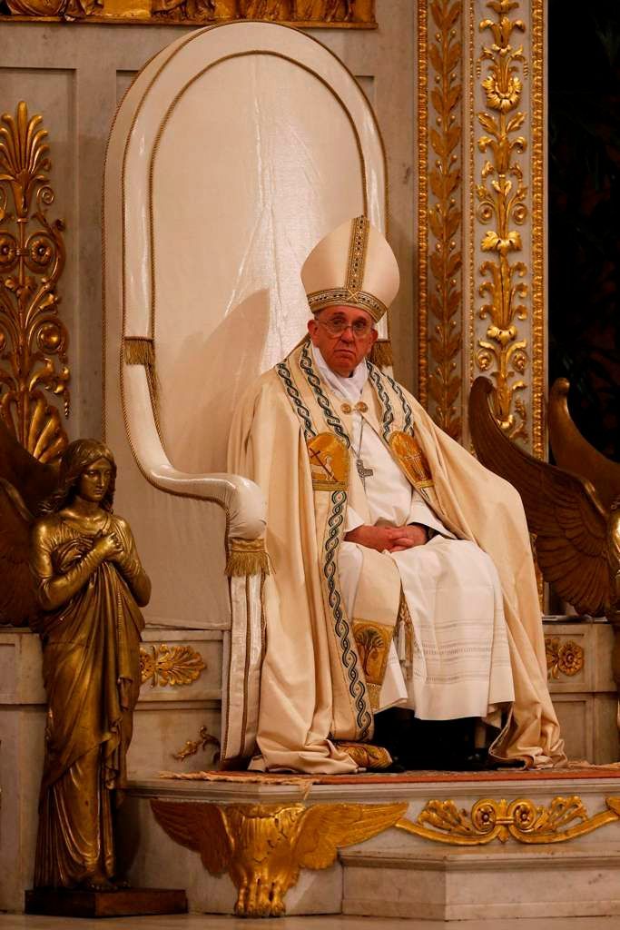 Papež František vypustil holubice