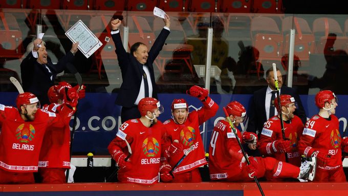 Radost hokejistů Běloruska po historické výhře nad Švédskem na mistrovství světa.