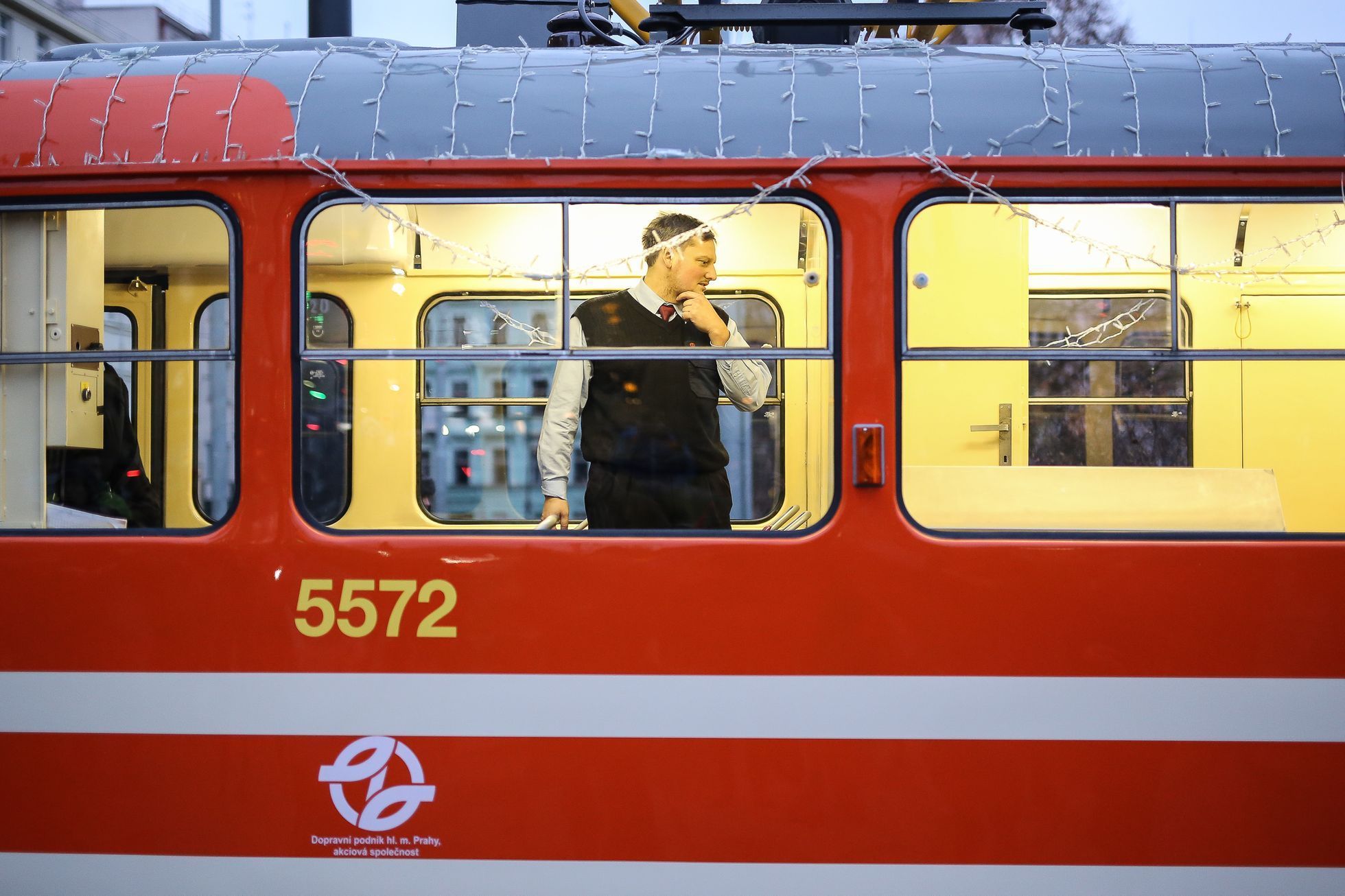 Mazací tramvaj v Praze vánočně svítí a jede, 19.12.2016