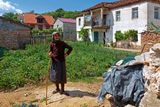 Žena ve vesnici Kallamas. Albánci mají prý srdečnou a otevřenou povahu.