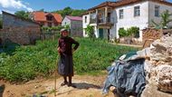 Žena ve vesnici Kallamas. Albánci mají prý srdečnou a otevřenou povahu.