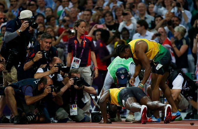 Jamajský sprinter Usain Bolt slaví vítězství ve sprintu na 200 metrů na OH 2012 v Londýně.