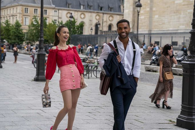 Lily Collinsová jako Emily a Lucien Laviscount v roli Alfieho.