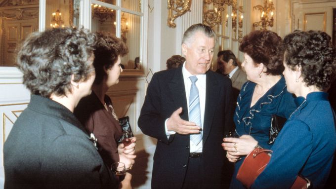 Peter Colotka na oslavě MDŽ v roce 1984.