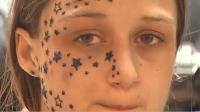 Dívka se po tetování probudila s noční oblohou na tváři