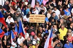 Protivládní demonstrace v Praze urazila Ukrajince bránící Evropu, reaguje Kyjev