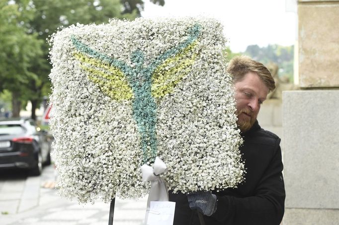 Poslední rozloučení s hercem a prezidentem karlovarského festivalu Jiřím Bartoškou. Lidé přinášejí do Rudolfina věnce a květiny.