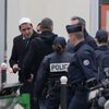 Imám Hassen Chalghoumi s policií na místě střelby u pařížské redakce Charlie Hebdo.