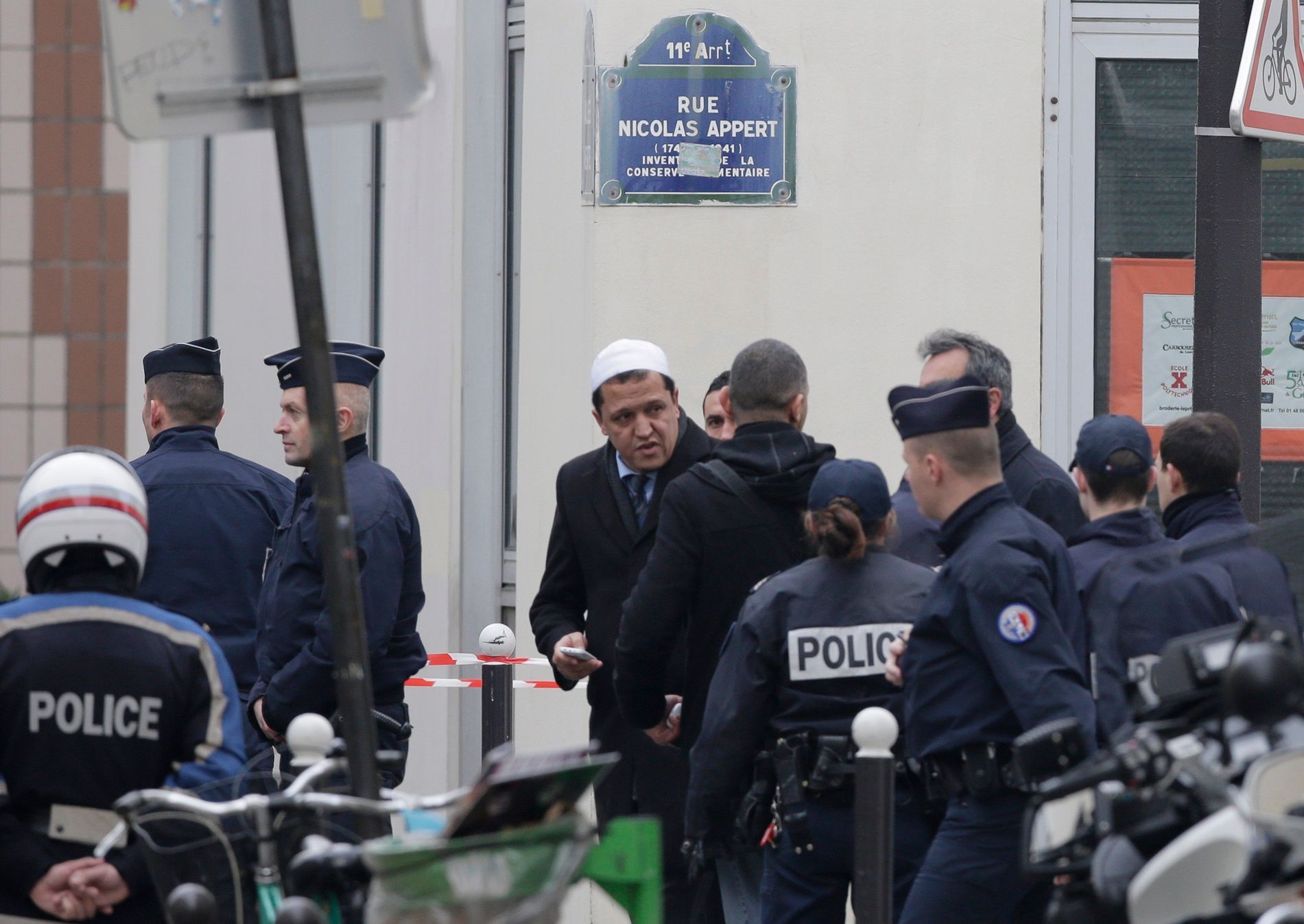 Imám Hassen Chalghoumi s policií na místě střelby u pařížské redakce Charlie Hebdo.
