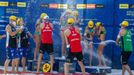 Ondřej Perušič a David Schweiner na stupních vítězů turnaje v plážovém volejbale v Ostravě 2021