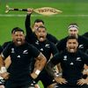 Novozélanďané předvádějí haku před zápasem s Francií na MS v ragby 2023