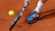 Modrá s trochou oranžové na raketě i botách je letošní móda na Roland Garros v podání jednoho z celé řady skvělých španělských antukářů.