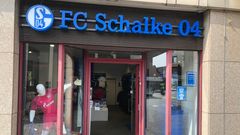 Chloubou Gelsenkirchenu a vášní jeho obyvatel je místní fotbalový klub Schalke 04. Sedminásobný německý mistr a vítěz Poháru UEFA v roce 1997. Letos ale Schalke spadlo do druhé ligy.