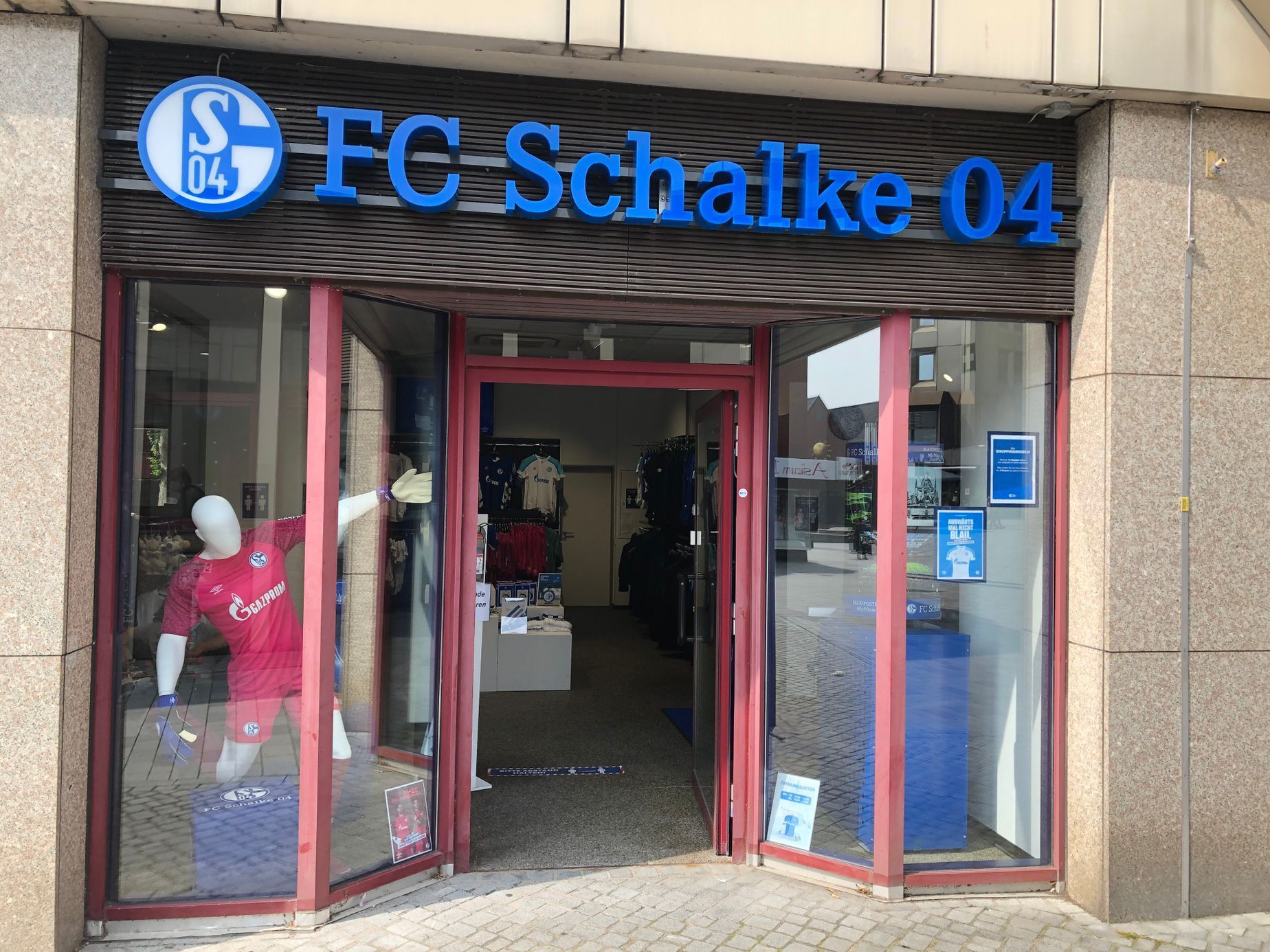Chloubou Gelsenkirchenu a vášní jeho obyvatel je místní fotbalový klub Schalke 04. Sedminásobný německý mistr a vítěz Poháru UEFA v roce 1997. Letos ale Schalke spadlo do druhé ligy.