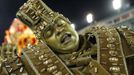 A reveller from the Beija Flor samba school participates during the annual Carnival parade in Rio de Janeiro's Sambadrome, February 11, 2013. REUTERS/Sergio Moraes (BRAZIL - Tags: SOCIETY) Published: Úno. 12, 2013, 3:42 dop.